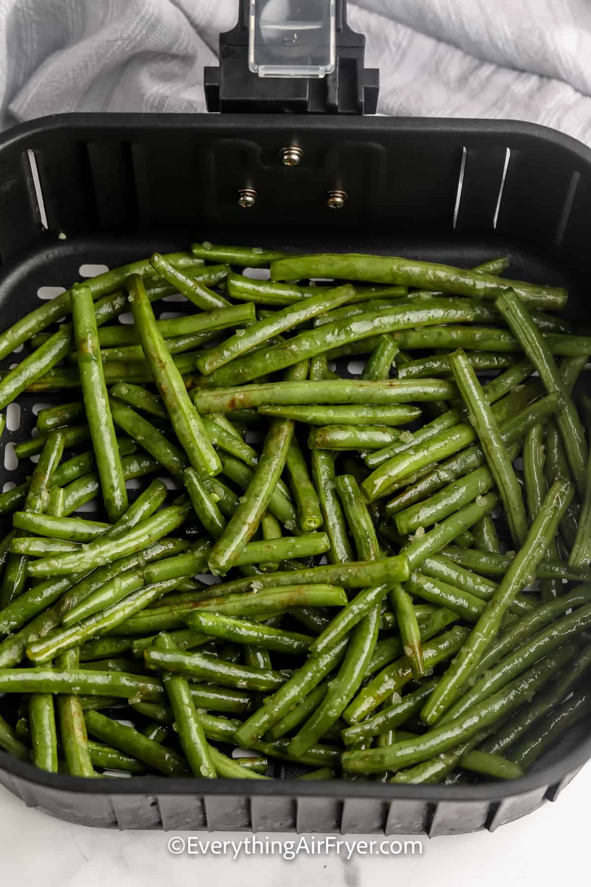 green beans in an air fryer tray