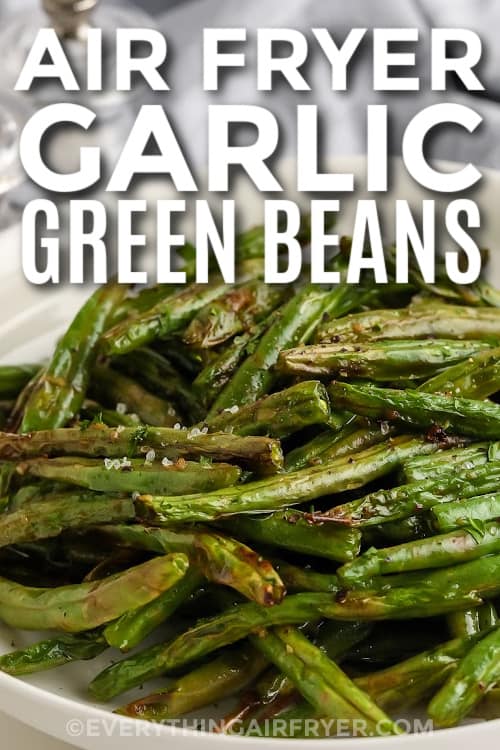 air fryer garlic green beans with text