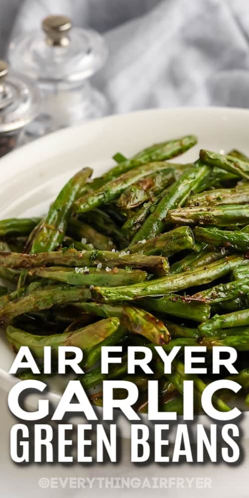 air fryer garlic green beans in a bowl with text
