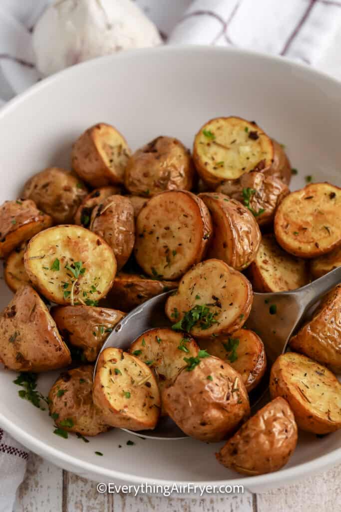 Air Fryer Roasted Garlic & Rosemary Potatoes - Everything Air Fryer and ...